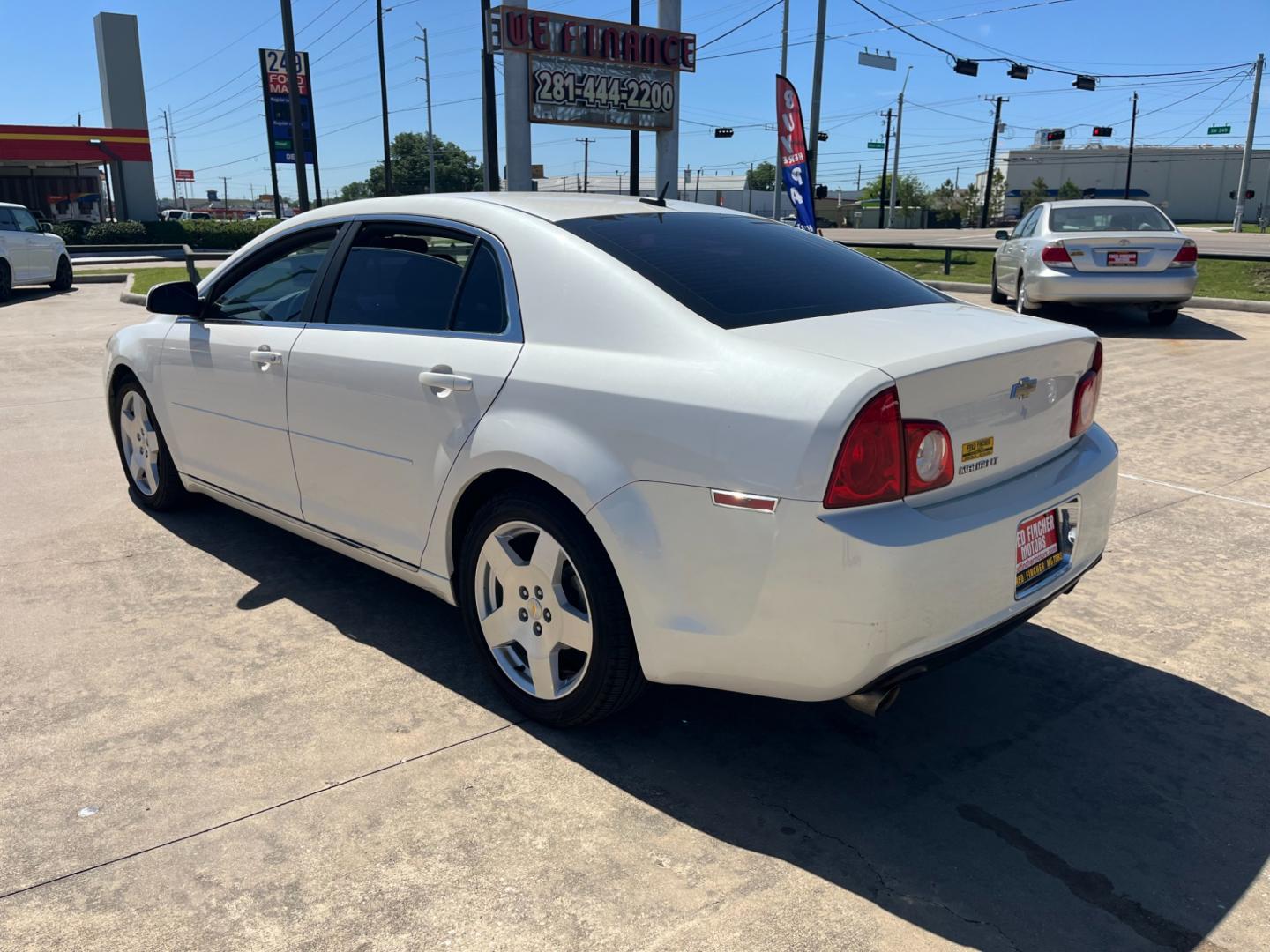 2010 white /black Chevrolet Malibu 2LT (1G1ZD5E7XAF) with an 3.6L V6 DOHC 24V engine, 6-Speed Automatic transmission, located at 14700 Tomball Parkway 249, Houston, TX, 77086, (281) 444-2200, 29.928619, -95.504074 - Photo#4